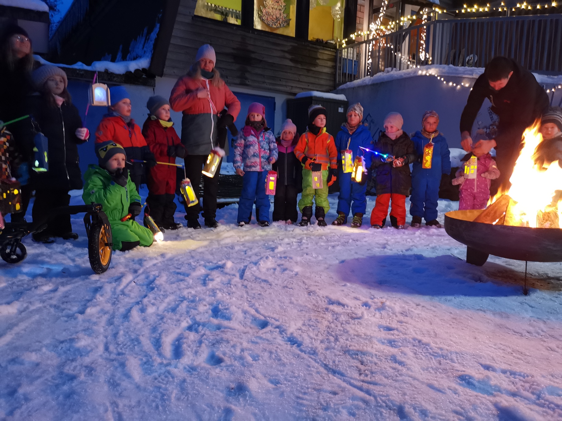 Waldweihnacht: Kinder mit Laternen im Schnee