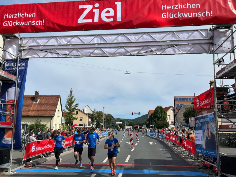 Zieleinlauf der schnellsten Staffel des Rotary Clubs Fränkische Schweiz-Wiesenttal